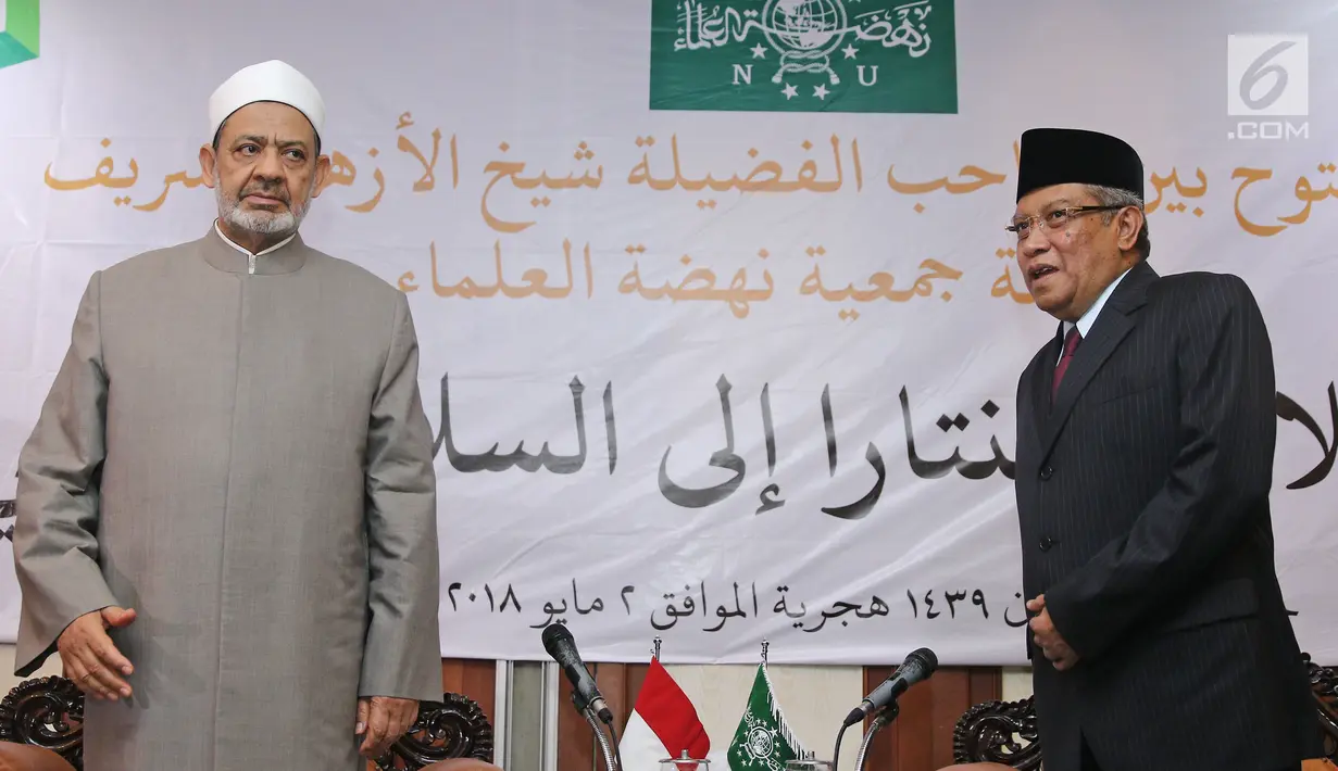 Ketum PBNU, Said Aqil Siradj menerima kunjungan Grand Syeikh Al Azhar Mesir Ahmad Muhammad Ath-Thayeb  di gedung PBNU, Jakarta, Rabu (2/5). Pertemuan berdiskusi mengenai Islam Nusantara dengan para kiai dan pengurus PBNU . (Liputan6.com/Herman Zakharia)