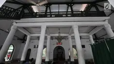 Suasana di dalam Masjid Jami Al-Makmur yang terletak di Cikini, Jakarta, Rabu (23/5). Masjid Jami Al-Makmur Cikini merupakan salah satu tempat ibadah umat Islam tertua di Jakarta. (Merdeka.com/Iqbal S Nugroho)