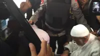 Abu Bakar Baasyir jalan pemeriksaan kesehatan di RSCM, Jakarta. (Liputan6.com/Devira Prastiwi)