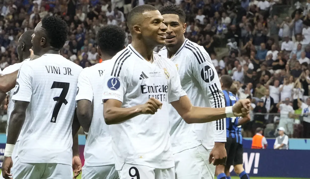 Real Madrid yang berstatus jawara Liga Champions 2023/2024 berhasil menjuarai Piala Super Eropa 2024 setelah mengalahkan klub juara Liga Europa 2023/2024, Atalanta, dengan skor 2-0 pada laga ynag dihelat di Narodowy Stadium, Warsawa, Polandia, Kamis (15/8/2024) dini hari WIB. Striker anyar Los Blancos, Kylian Mbappe sukses mencetak gol debutnya yang memantapkan keunggulan timnya 2-0 pada menit ke-68 setelah Federico Valverde membuka keunggulan pada menit ke-59. (AP Photo/Czarek Sokolowski)