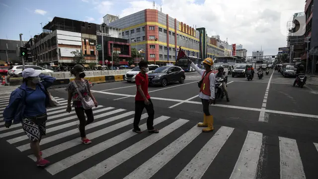 FOTO: Pelican Crossing untuk Penumpang Transjakarta dan Warga di Halte Glodok Baru