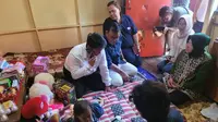 Menteri Sosial RI Tri Rismaharini (baju batik) mengunjuni keluarga korban kekerasan anak di Situbondo (Istimewa)