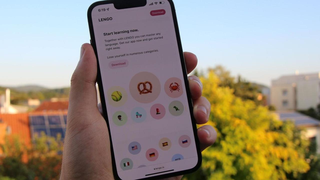 Lantas, kenapa ia membandingkan iPhone 13 dengan 15, bukan iPhone 14? Karena, kata dia,&nbsp; iPhone 14 dianggap tidak memiliki peningkatan yang signifikan dari iPhone 13.
