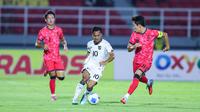 Pemain Timnas Indonesia U-23, Arkhan Fikri, berusaha melewati pemain Timnas Korea Selatan U-23 dalam laga terakhir Grup J Kualifikasi Piala Asia U-23 2025 di Stadion Gelora Delta, Sidoarjo, Jawa Timur pada Selasa (9/9/2025) malam WIB. (Bola.com/Abdul Aziz)