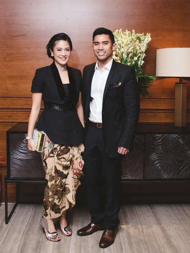 [Bintang] Dating Outfit Lebih Seru dengan Inspirasi Gaya Dian Sastrowardoyo dan Maulana Indraguna Sutowo