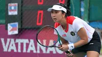 Petenis putri Indonesia, Aldila Sutjiadi saat pertandingan final tenis beregu putri SEA Games 2023 melawan petenis Thailand, Aunchisa Chanta di Tennis Arena, Morodoc Techo National Stadium, Phnom Penh, Kamboja, Selasa (9/5/2023). Indonesia sempat tertinggal di partai pertama namun sukses menyamakan kedudukan saat partai kedua. Pasangan Aldila dan Jessy kemudian sukses menyegel kemenangan partai ketiga sekaligus memberikan emas ke-24 untuk Indonesia. (Bola.com/Abdul Aziz)