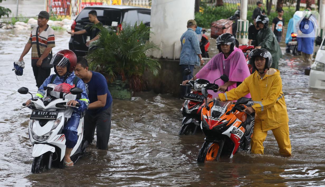 Pengendara terpaksa mendorong motornya yang mogok akibat memaksa melintasi banjir yang menggenangi jalan Ciledug Raya, Jakarta Selatan, Sabtu (6/7/2024). (Liputan6.com/Angga Yuniar)