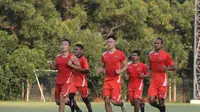 Pemain Persija melakukan latihan conditioning dalam sesi latihan perdana usai Idul Fitri 2017 di Lapangan Sutasoma, Halim Perdanakusuma, Rabu (28/6/2017) sore. (Bola.com/Tim Media Persija)