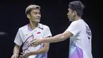 Ganda putra Indonesia yang diunggulkan di tempat pertama pada Kejuaraan Bulu Tangkis Swiss Open 2024, Muhammad Shohibul Fikri/Bagas Maulana gagal menjadi juara setelah ditaklukkan pasangan Inggris unggulan ke-8, Ben Lane/Sean Vendy dalam laga alot dua gim di St. Jakobshalle, Basel, Swiss, Minggu (24/3/2024). Bagas/Fikri menyerah 22-24, 26-28 dalam durasi 63 menit dalam final kejuaraan yang masuk kategori super-300 dalam kalender BWF. (Keystone via AP Photo/Georgios Kefalas)