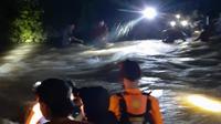 Puluhan Mahasiswa Lemas Usai Terjebak di tengah banjir Pegunungan Amonggedo Konawe.Puluhan Mahasiswa Lemas Usai Terjebak di tengah banjir Pegunungan Amonggedo Konawe.