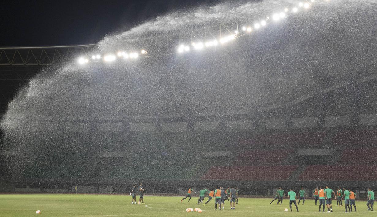 Para pemain Timnas Indonesia U-22 melakukan latihan jelang laga uji coba melawan Persija Jakarta. Rencananya laga persahabatan melawan Persija akan berlangsung besok pukul 19.00 di Stadion Patriot. (Bola.com/Vitalis Yogi Trisna)