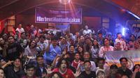 Fans Manchester City yang tergabung Manchester City Supporters Club Indonesia dan fans Liverpool yang menjadi anggota The Kop Patriot Bekasi dalam acara Roaring Night duel Liga Inggris antara The Reds kontra Man City di Omma Restaurant, Bekasi, Jawa Barat, Minggu (10/3/2024). (Bola.com/Abdul Azis)