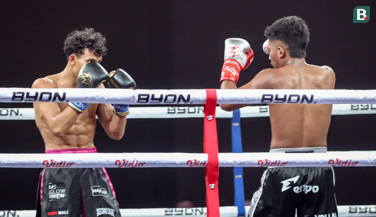 Nelson dinyatakan menang lewat keputusan juri dengan skor 29-28, 28-29 dan 30-27. (Bola.com/Nur Iman Ali)