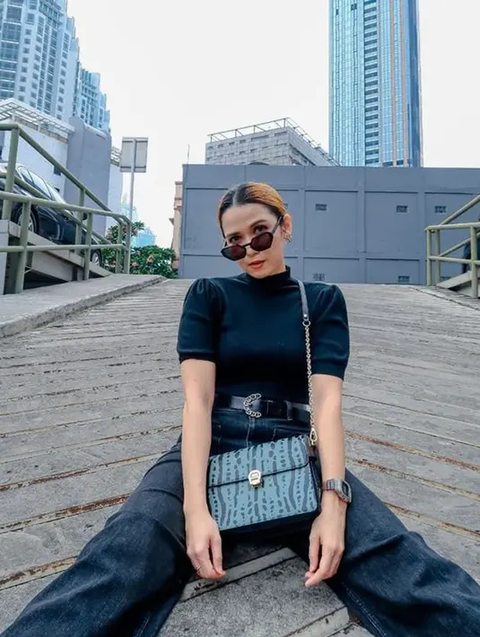 <p>Dinda Kanya Dewi kerap membagikan penampilannya saat mengenakan kacamata melaui akun Instagram miliknya, dindakanyaa. Ia terlihat cantik dan modis dengan berbagai aneka jenis kacamata, mulai dari hitam hingga stylish. (Instagram/dindakanyaa)</p>