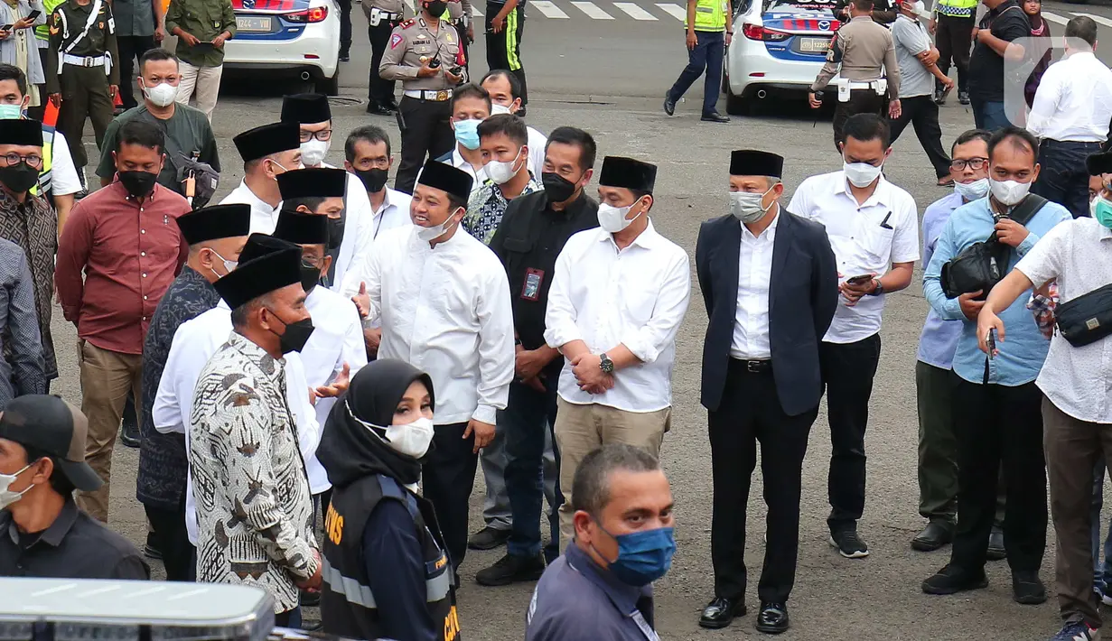 Sejumlah pejabat  turut menghadiri penjemputan jenazah putra Ridwan Kamil, Emmeril Kahn Mumtadz atau Eril di bandara Soetta, Tangerang Minggu (12/6/2022). Ridwan kamil langsung membawa jenazah Eril menuju Bandung Jawa Barat untuk di makamkan. (Liputan6.com/Angga Yuniar)