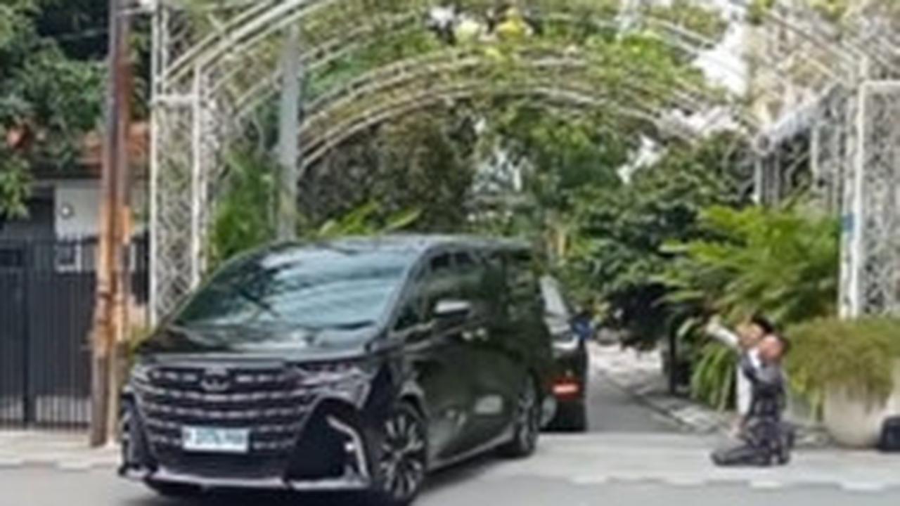 Detik-Detik Dua Pria Berlutut Saat Jokowi Lewat