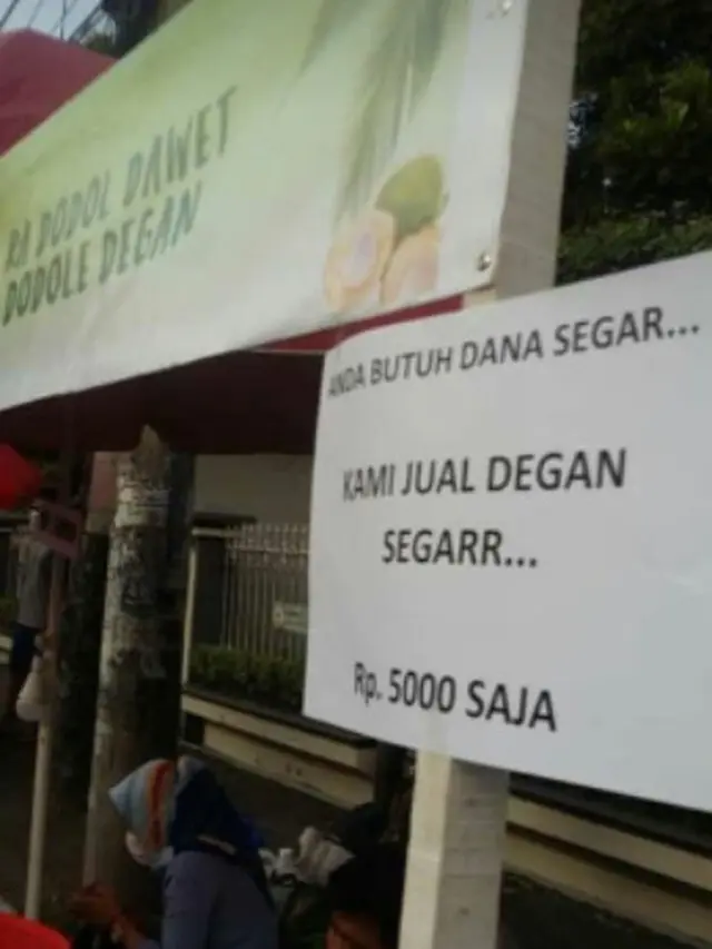6 Potret Kocak Spanduk Pedagang Takjil Ini Bikin Geleng Kepala