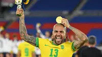 Dani Alves turut membantu Timnas Brasil meraih medali emas Olimpiade Tokyo 2020. Dengan pencapaian ini, Alves telah meraih 44 trofi juara. (AFP/Tiziana Fabi)