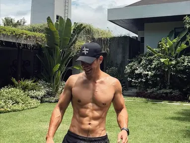 Andrew White tengah melakukan olahraga di halaman rumahnya. Bentuk tubuhnya menjadi pusat perhatian kaum hawa. (Foto: Instagram/@andrew.white._)