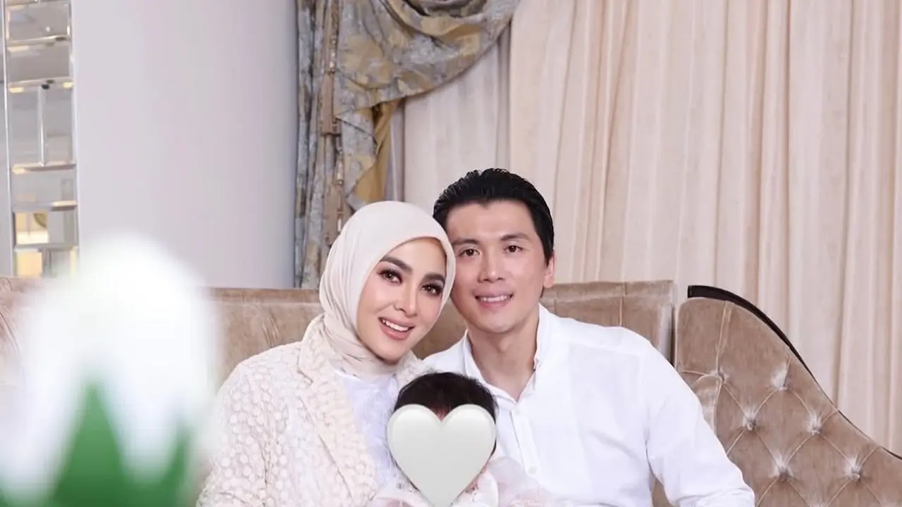 Lama Tak ke Indonesia, Gaya Kompak Keluarga Syahrini dan Reino Barack Saat Mudik Perdana Bareng Princess R