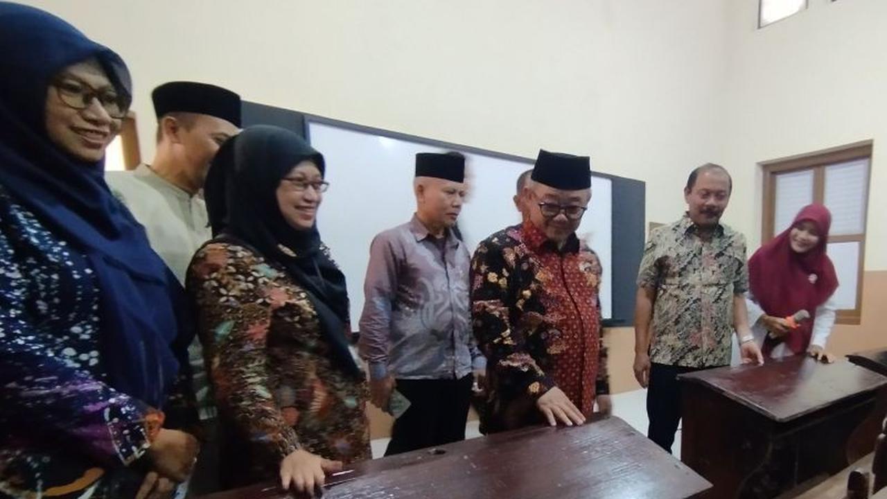 Pemerintah Perkuat Digitalisasi Pendidikan, Tambah Papan Interaktif Sekolah untuk Setiap Lembaga