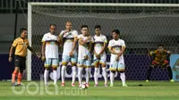 Pemain Persela Lamongan saat melawan PS TNI pada lanjutan Liga 1 Indonesia 2017 di Stadion Pakansari, Bogor, Sabtu (27/5/2017). (Bola.com/Nicklas Hanoatubun)