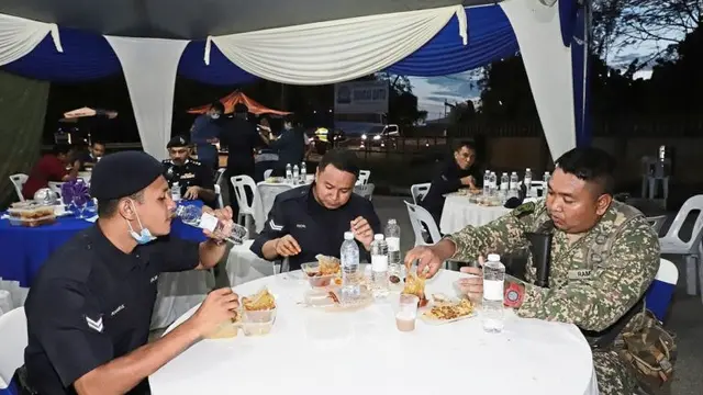 Potret polisi berbuka puasa di Malaysia