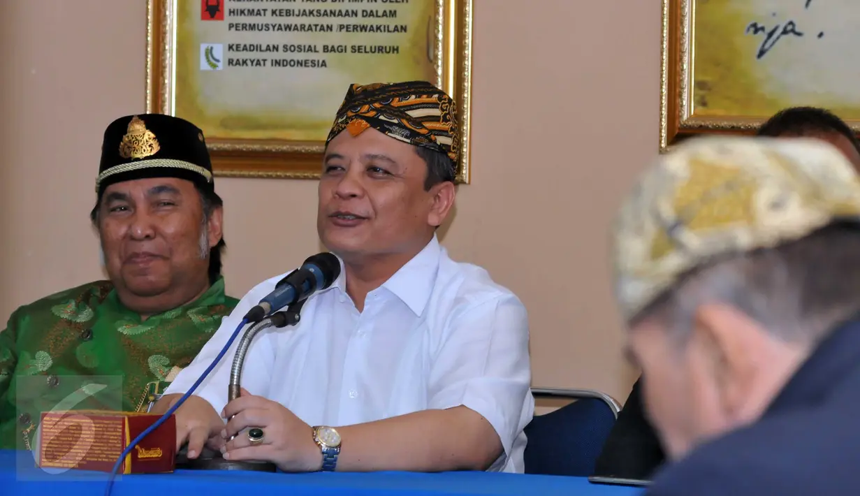 Sultan XIV Kasepuhan Cirebon P.R Arief Nata Negara (kedua kiri) memberikan keterangan pers di Gedung Joeang, Jakarta (11/2/2015). Para raja meminta kepada pemerintah agar dilibatkan dalam berbagai permasalahan bangsa dan negara.(Liputan6.com/Helmi Afandi)