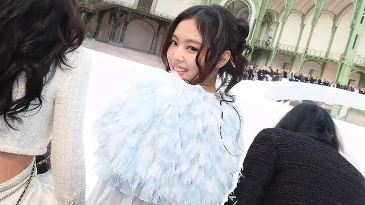 6 Gaya Jennie Blackpink dengan Sheer Bra dan Cape Dramatis di Chanel SS25 Couture Show, Akrab Bareng Kylie Jenner