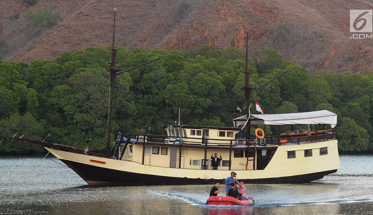 Wisatawan menaiki perahu karet saat mengarungi sebuah teluk di Pulau Rinca, Taman Nasional Komodo, NTT, Minggu (14/10). Pulau Rinca dapat dicapai dengan perahu kecil dari Labuan Bajo di Flores barat. (Merdeka.com/Arie basuki)