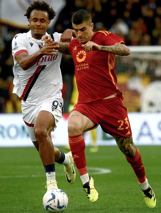 Tiga gol Bologna kali ini datang dari aksi Oussama El Azzouzi (14'), Joshua Zirkzee (45'), dan Alexis Saelemaekers 65'). (Filippo MONTEFORTE / AFP)