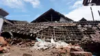 Kondisi rumah yang mengalami kerusakan akibat gempa di Dusun Krajan, Majangtengah, Dampit, Kabupaten Malang, Minggu (11/4/2021). Dusun Krajan, Majangtengah, merupakan salah satu wilayah yang terkena dampak paling parah dari gempa bermagnitudo 6,1 pada Sabtu (10/4). (merdeka.com/Nanda F. Ibrahim)