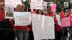 Karyawan eks Seven Eleven menggelar demonstrasi menuntut pesangon yang sampai kini belum turun.
