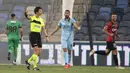Wasit Sapir Berman memimpin pertandingan Liga Premier Israel antara Hapoel Haifa vs Beitar Jerusalem di kota Haifa, Senin (3/5/2021). Wasit sepak bola transgender pertama Israel turun ke lapangan untuk pertama kalinya sejak tampil di depan umum sebagai seorang wanita.  (AP Photo/Sebastian Scheiner)