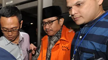 Waryono Karno mengenakan rompi tahanan KPK usai menjalani pemeriksaan, Jakarta, Kamis (18/12/2014). (Liputan6.com/Miftahul Hayat)