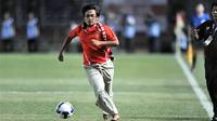 Aksi Hendri Mulyadi yang nekat masuk saat Indonesia dikalahkan Oman 1-2 pada partai Pra-Piala Asia 2011 di SUGBK, Senayan, Jakarta, 6 Januari 2010. AFP PHOTO/Bay ISMOYO