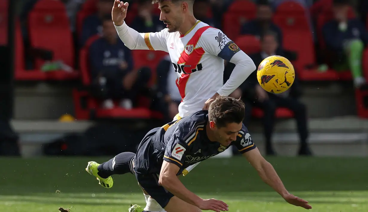Keunggulan Real Madrid tidak bertahan lama. Rayo Vallecano berhasil menyamakan kedudukan lewat eksekusi Raul de Tomas dari titik putih di menit 27. (Pierre-Philippe MARCOU/AFP)
