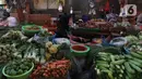 <p>Pedagang sayuran menunggu pembeli di sebuah pasar di Jakarta, Rabu (1/4/2020). Badan Pusat Statistik (BPS) mengumumkan pada Maret 2020 terjadi inflasi sebesar 0,10 persen, salah satunya karena adanya kenaikan harga sejumlah makanan, minuman, dan tembakau. (Liputan6.com/Angga Yuniar)</p>