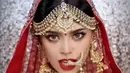 Look kedua adalah makeup pengantin India, lengkap dengan saree pengantinnya. [Foto: Instagram/jharnabhagwani]