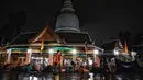 Warga terlihat antre semalaman untuk tes swab Covid-19 gratis di Wat Phra Sri Mahathat Woramahawihan di Bangkok, Jumat (9/7/2021) dinihari. Thailand pada Kamis (8/7/2021), mencatat rekor 75 kematian Covid-19 dalam 24 jam terakhir, sehingga jumlah kematian menjadi 2.462. (Lillian SUWANRUMPHA/AFP)