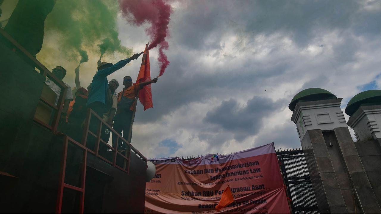 FOTO: Ribuan Buruh Geruduk DPR, Usung Enam Tuntutan Utama