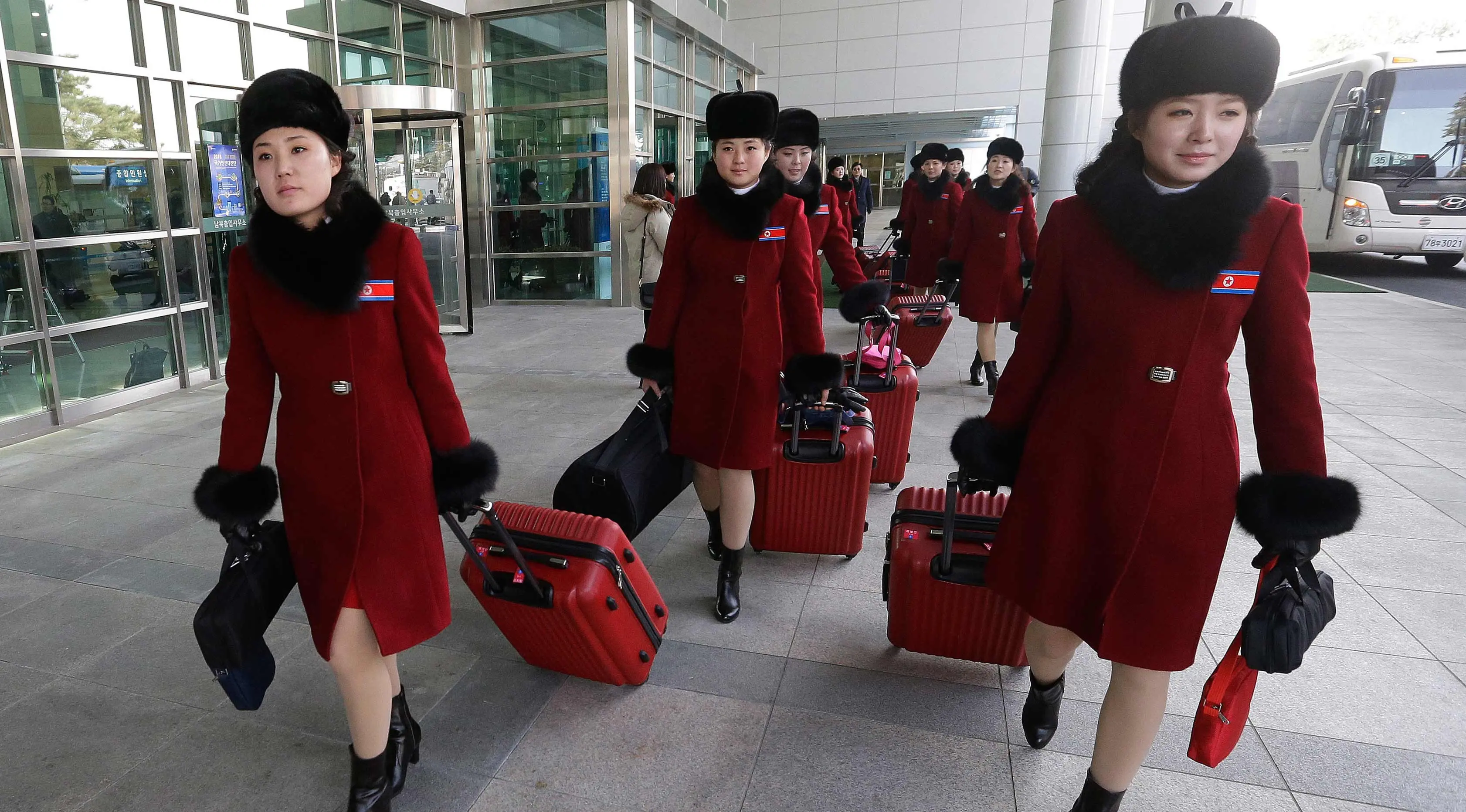 Tim pemandu sorak Korea Utara tiba kantor transit Korea di dekat Zona Demiliterisasi di Paju, Korea Selatan, (7/2). Rombongan tim sorak Korut ini akan tampil di Olimpiade Musim Dingin Pyeongchang 2018. (AP Photo/Ahn Young-joon. Pool)