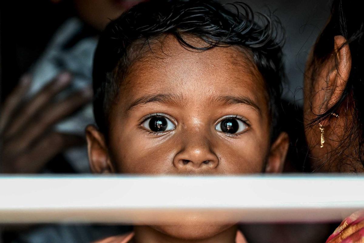 FOTO: Konflik India-Pakistan Memanas, Warga Panik Mengungsi KeTempat Aman