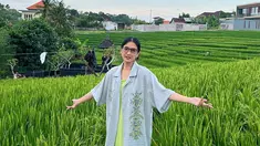 Bagi penggemar FTV, tentu sudah familiar dengan sosok Nadya Arina. Sudah berakting sejak tahun 2015, hingga saat ini sudah puluhan judul FTV ia bintangi. Di layar lebar beberapa kali ia menjadi pemeran utama, baik itu film yang mengambil latar belakang di Indonesia, hingga luar negeri. (Liputan6.com/IG/@nadyaarina)