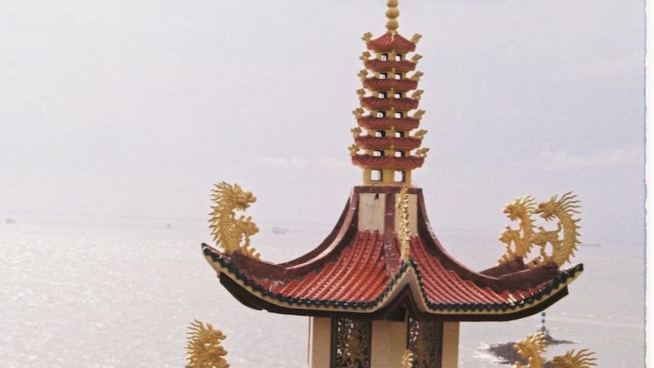 Vietnam adalah negara yang memukau dengan pesona alam dan budayanya yang unik. Anda dapat mengunjungi ibu kota Vietnam, Hanoi, yang memiliki bangunan pencakar langit modern.