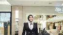 Aurel kerap mengenakan dress dengan potongan A-line yang mengecil di bagian pinggang dan melebar ke bawah. Model seperti ini sangat cocok untuk menyamarkan area perut dan pinggul, memberikan kesan tubuh lebih proporsional. [@aurelie.hermansyah].