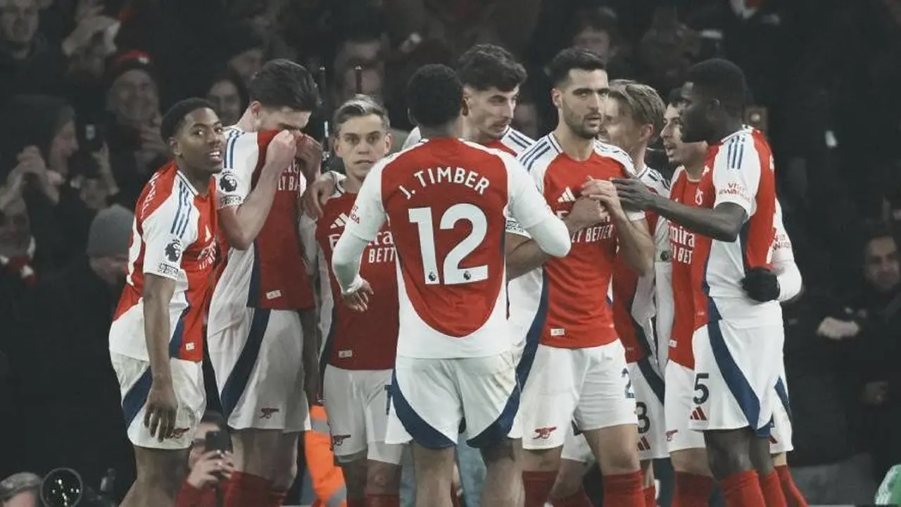 Para pemain Arsenal merayakan gol ke gawang Aston Villa di Premier League 2024/2025, Minggu, 19 Januari 2025.  (c) AP Photo/Dave Shopland