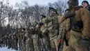 Prajurit Ukraina memberi isyarat selama sesi pelatihan di luar Kharkiv, Ukraina, pada Jumat (11/3/2022). Invasi Rusia ke Ukraina sudah memasuki hari ke-16 pada hari Jumat ini. (AP Photo/Andrew Marienko)