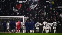Para pemain Juventus menyapa para pendukung di akhir pertandingan Serie A Italia antara Juventus FC dan Venezia FC di Stadion Allianz di Turin, Minggu dini hari WIB (15/12/2024). (MARCO BERTORELLO/AFP)