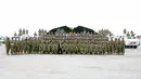 Panglima TNI Jenderal TNI Dr. Moeldoko berfoto bersama prajurit TNI yang melakukan misi Perdamaian PBB di Lebanon, Minggu (12/4/2015). (Dok.TNI)
